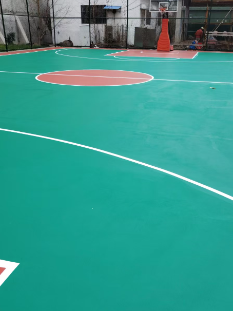 岳塘 球场长期使用易出现地面开裂